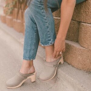 NWOT Sandgrens Maya Handmade Swidish Wood Clogs Low Heel Mule in Stone